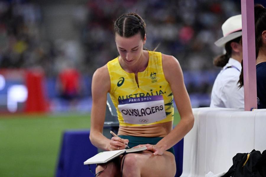 Nicola Olyslager (Australia) - vicecampioana olimpică la săritura în înălțime și carnețelul în care-și notează fiecare mișcare Foto: Imago Images 5 personaje care m-au impresionat la Paris