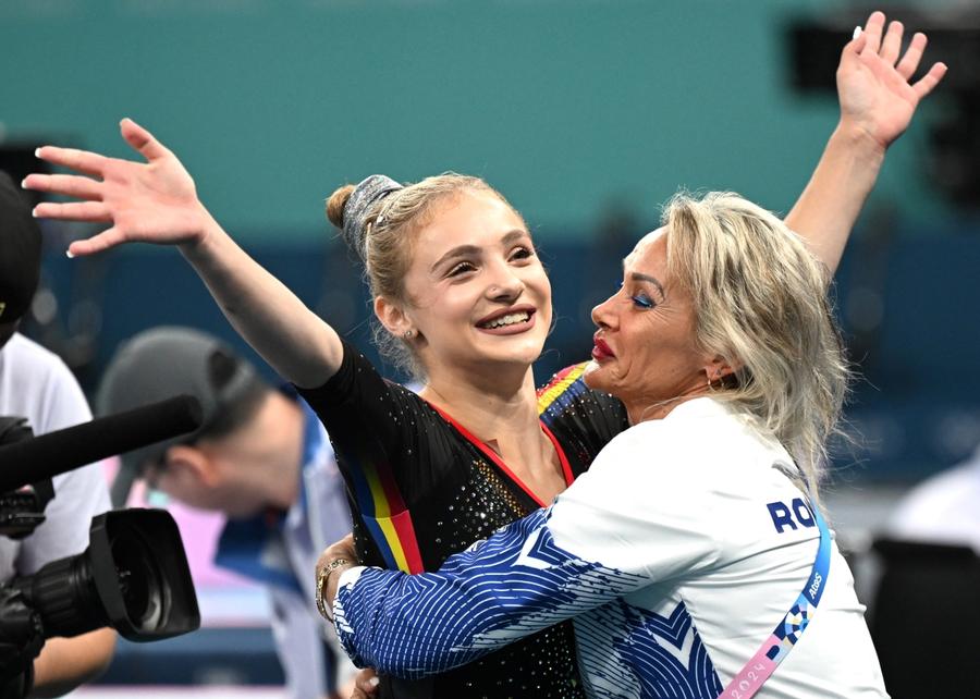 Sabrina Maneca-Voinea alături de Camelia Voinea, mama și antrenoarea ei // foto: Imago Images Cel mai cunoscut psiholog sportiv din România a tranșat cazul Sabrina - Camelia Voinea » Trendul nociv al părinților și cum îi afectează internetul pe sportivi: „David Popovici și Simona Halep sunt doar cazuri fericite”