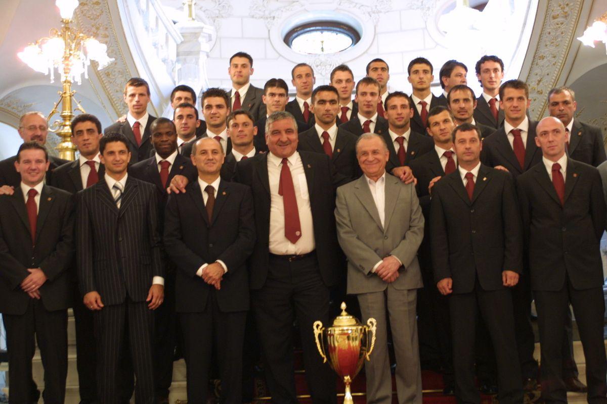 Întâmplarea uitată cu Ion Iliescu și Gică Hagi: „Era să-și rupă piciorul. Ploua și a alunecat pe marmură”