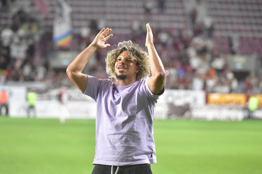 Jayson Papeau, în fața galeriei Rapidului / foto: Cristi Preda (GSP) „Ce faci dacă marchezi cu Rapid?” » Excentricul Papeau revine pe Giulești și știe ce-l așteaptă: „Primire ostilă?”