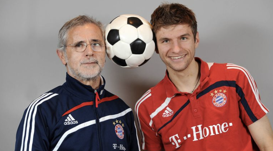 Gerd Muller și Thomas Muller, în timpul unei ședințe foto la Bayern München „Hadde” a bombardat Bundesliga, a ajuns campion mondial, apoi s-a refugiat între sticle și și-a pierdut, la propriu, toate amintirile! Povestea uluitoare a unui geniu al fotbalului