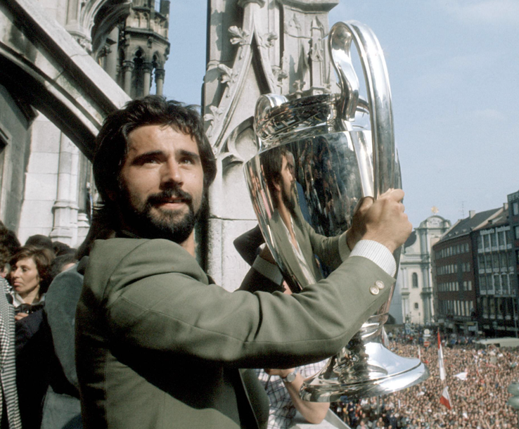 Gerd Müller, sărbătorind câștigarea Cupei Campionilor Europeni în fața propriilor suporteri