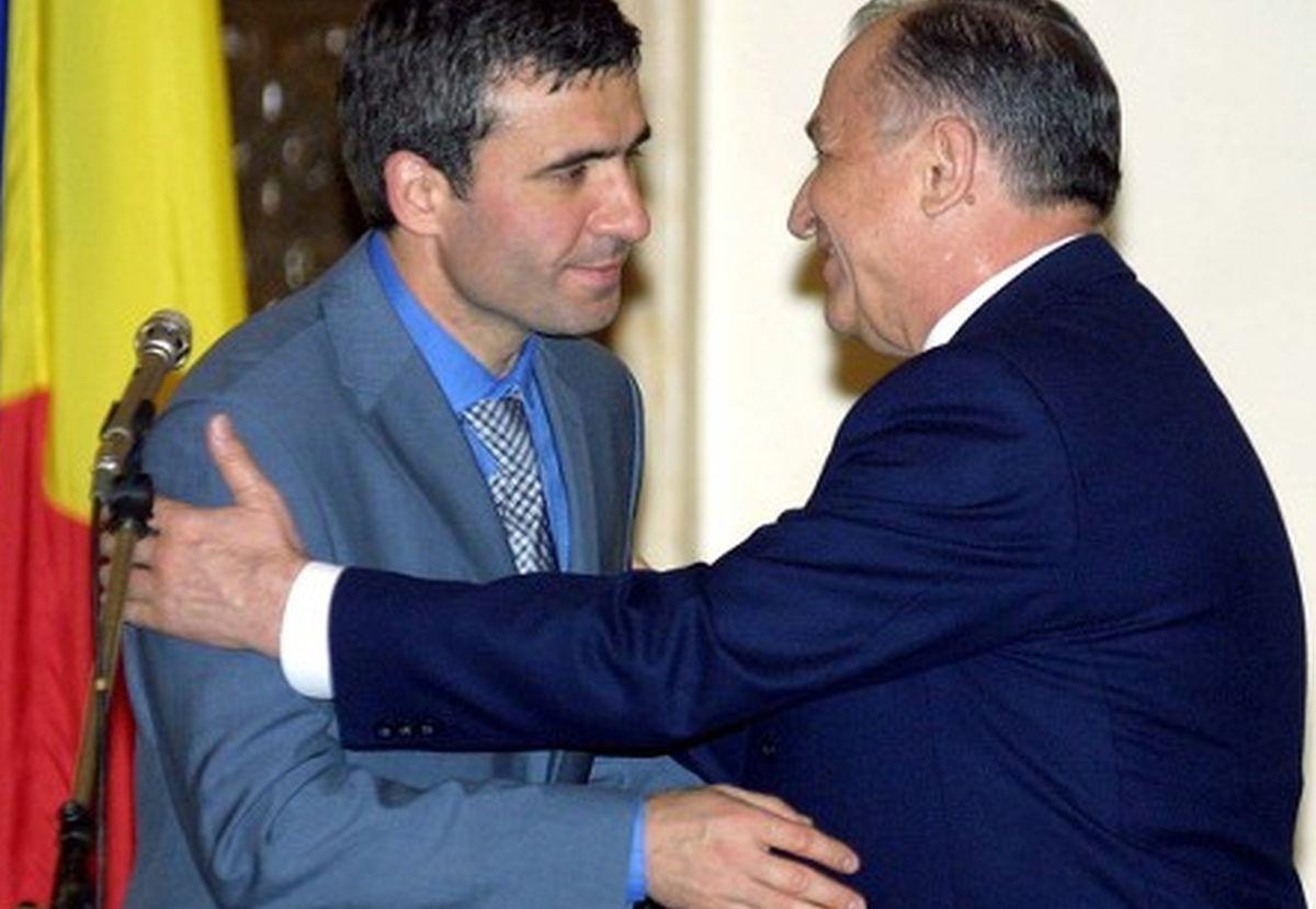 Rapidistul Ion Iliescu, alături de George Copos - imagini din arhiva de aur a Gazetei + alte ipostaze cu primul președinte de după căderea regimului comunist