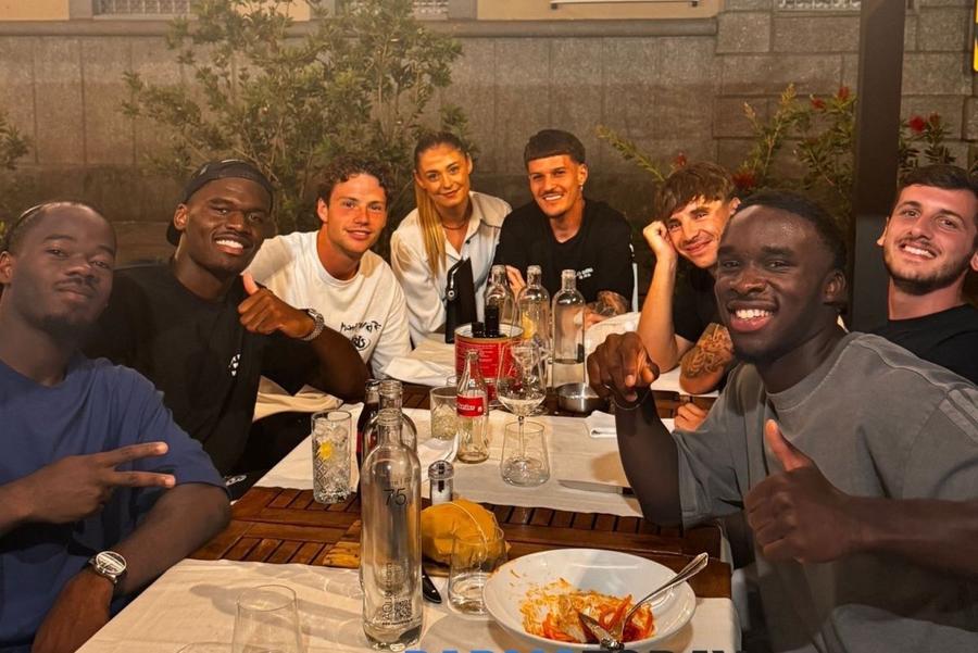 Dennis Man, în fundal, a ieșit cu câțiva coechipieri la cină, profitând de revenirea în oraș a lui Yoan-Ange Bonny / Foto: Parma Today Dennis Man a bătut palma cu PSV! » Românul va zbura la Eindhoven pentru vizita medicală