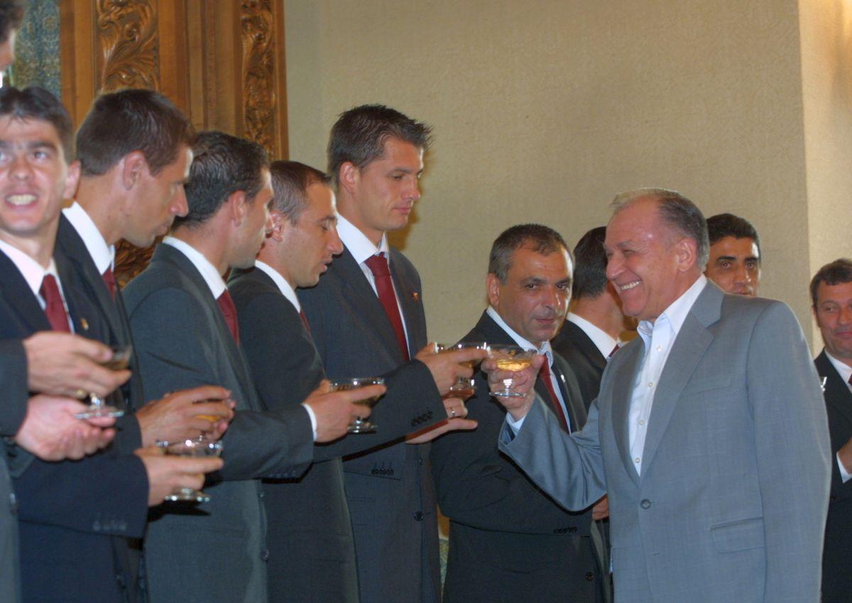 Rapidistul Ion Iliescu, alături de George Copos - imagini din arhiva de aur a Gazetei + alte ipostaze cu primul președinte de după căderea regimului comunist