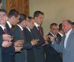 Ion Iliescu, în momentul în care a premiat echipa Rapidului, campioană în 2003 / Sursă foto: Arhivă GSP
