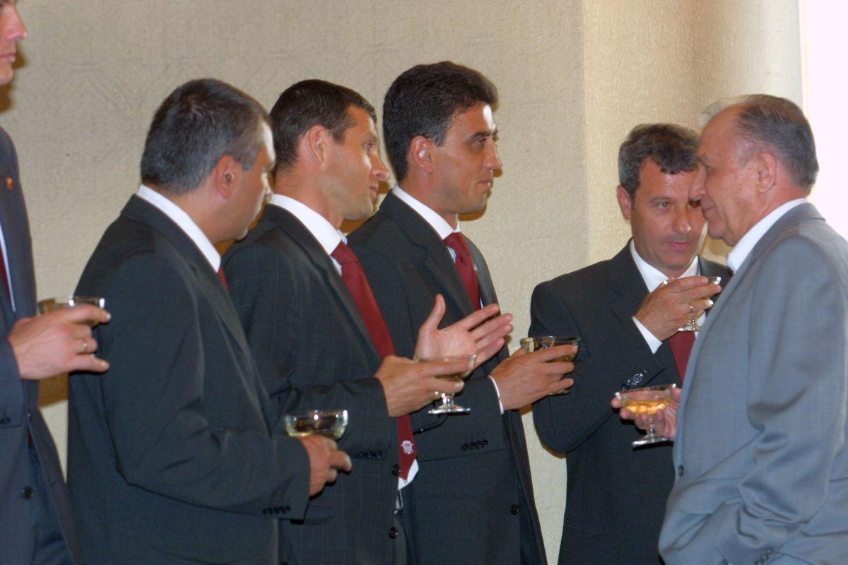 Întâmplarea uitată cu Ion Iliescu și Gică Hagi: „Era să-și rupă piciorul. Ploua și a alunecat pe marmură”