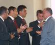Ion Iliescu, în momentul în care a premiat echipa Rapidului, campioană în 2003 / Sursă foto: Arhivă GSP