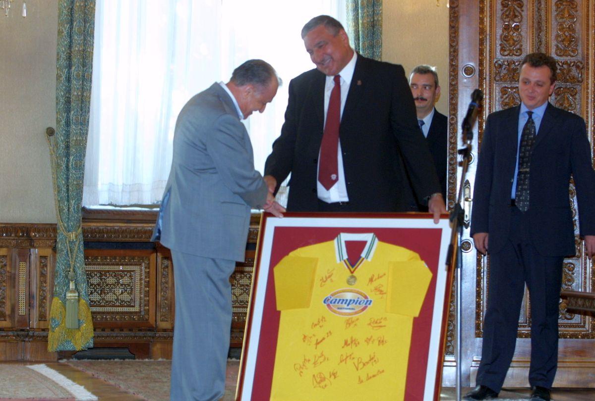 Întâmplarea uitată cu Ion Iliescu și Gică Hagi: „Era să-și rupă piciorul. Ploua și a alunecat pe marmură”