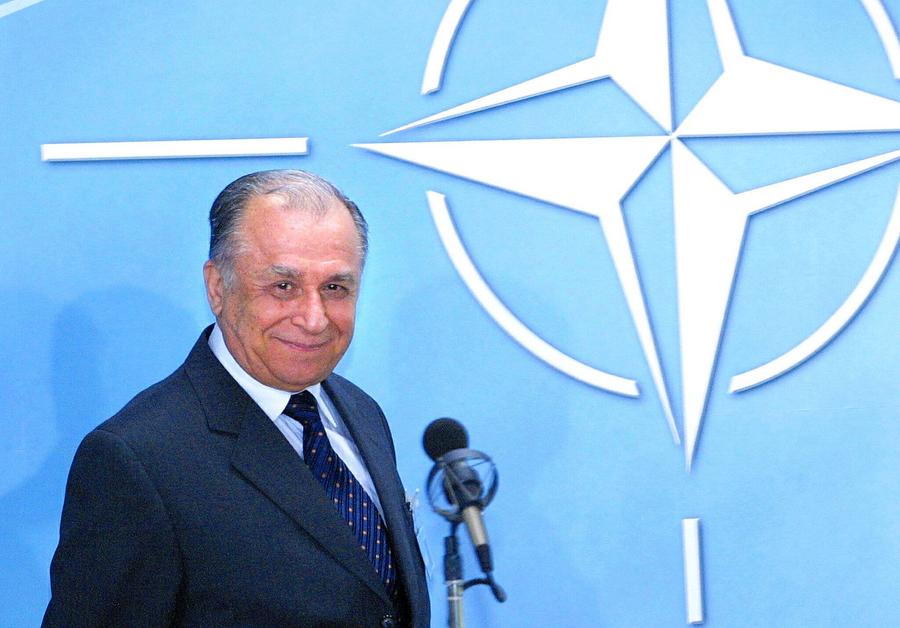 România a aderat la NATO în 2004, în timpul ultimului mandat al lui Ion Iliescu Foto: Imago Mircea Sandu, despre întâlnirea secretă Ion Iliescu – Iordănescu din 1996: „Un gest ca o sperietoare”