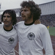 Gerd Müller, alături de Paul Breitner (dreapta) și Jürgen Grabowski (stânga) la naționala Germaniei