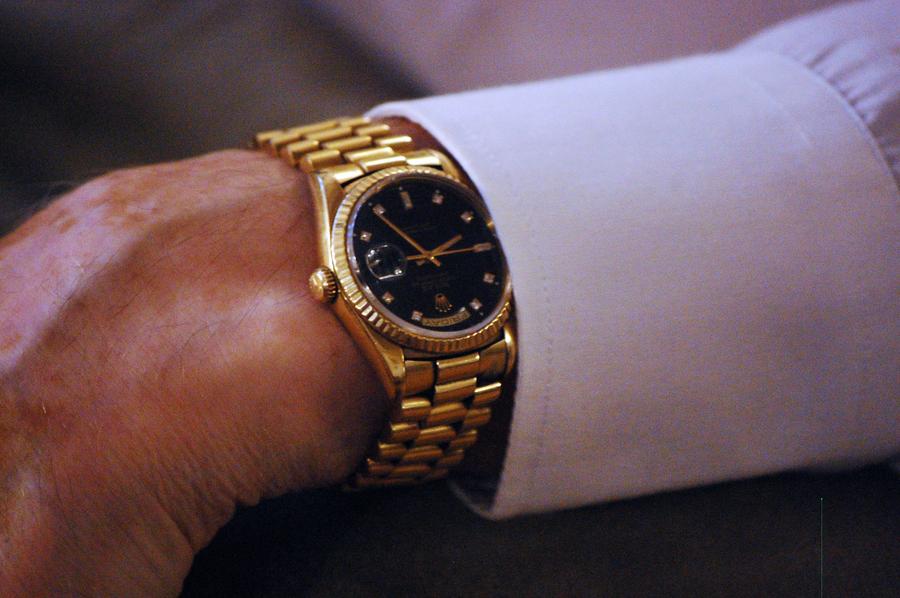 Ceasul lui Cornel Dinu pe care l-a primit de la Ion Iliescu. Foto: Andrei Crăițoiu Cornel Dinu are un Rolex de aur de la Ion Iliescu! Cât costă „bijuteria” și mesajul fostului președinte: „Mă mai gândesc din când în când la vorbele lui”