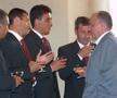 Ion Iliescu, în momentul în care a premiat echipa Rapidului, campioană în 2003 / Sursă foto: Arhivă GSP