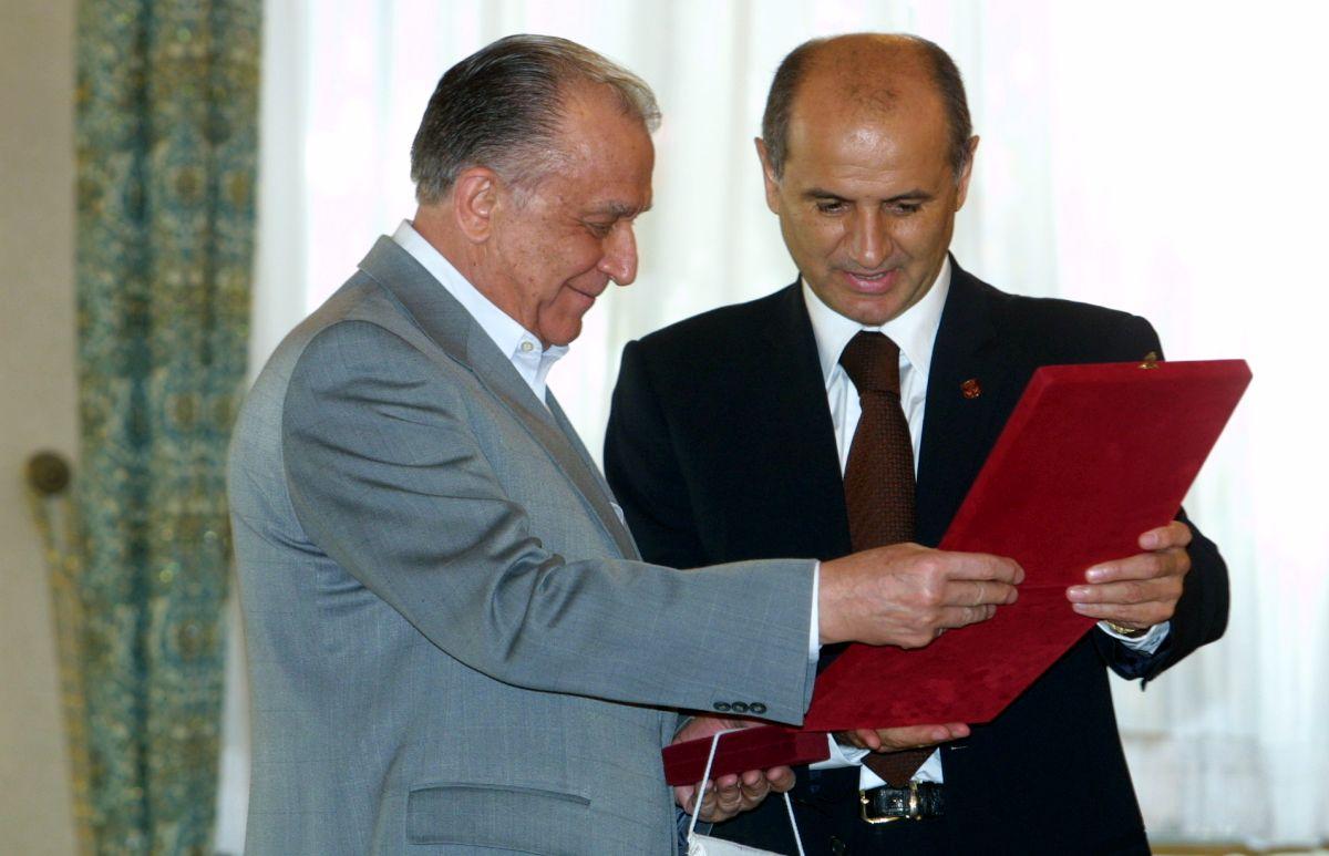 Întâmplarea uitată cu Ion Iliescu și Gică Hagi: „Era să-și rupă piciorul. Ploua și a alunecat pe marmură”