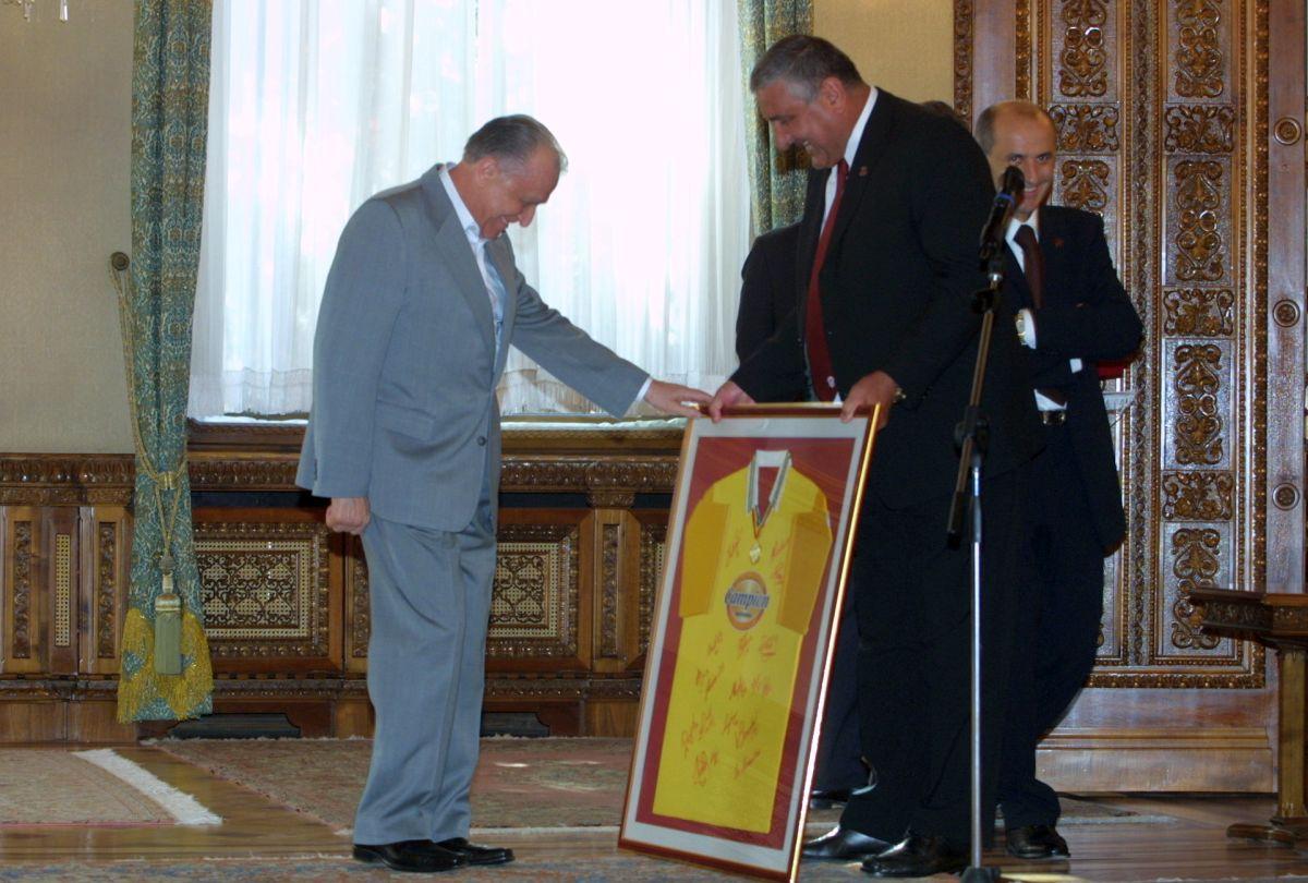 Întâmplarea uitată cu Ion Iliescu și Gică Hagi: „Era să-și rupă piciorul. Ploua și a alunecat pe marmură”