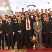 Ion Iliescu, în momentul în care a premiat echipa Rapidului, campioană în 2003 / Sursă foto: Arhivă GSP