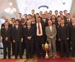 Ion Iliescu, în momentul în care a premiat echipa Rapidului, campioană în 2003 / Sursă foto: Arhivă GSP