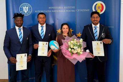Kuselo Moyake (stânga), Fonovai Tungimana (mijloc) și Jason Tomane (dreapta), depunând jurământul de credință față de România/Foto: Facebook - Rugby România