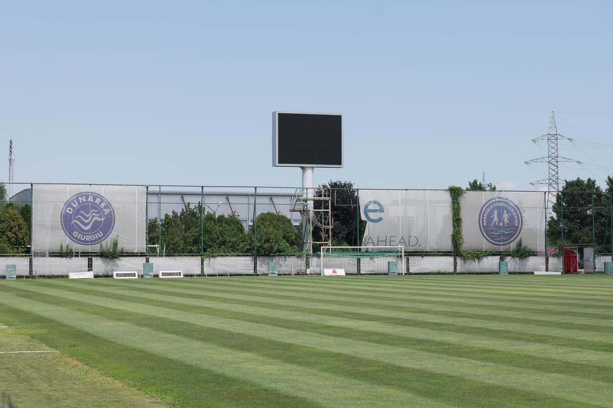 Cum a ajuns să arate stadionul fostei campioane a României, pe care au jucat mari echipe ale Europei » Dinamo și FCSB au jucat „acasă” aici!