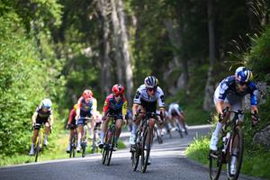 Măsură controversată introdusă de UCI în Turul Franței Feminin: câteva participante au fost verificate, suspectându-se că au folosit „carenaje de piept”