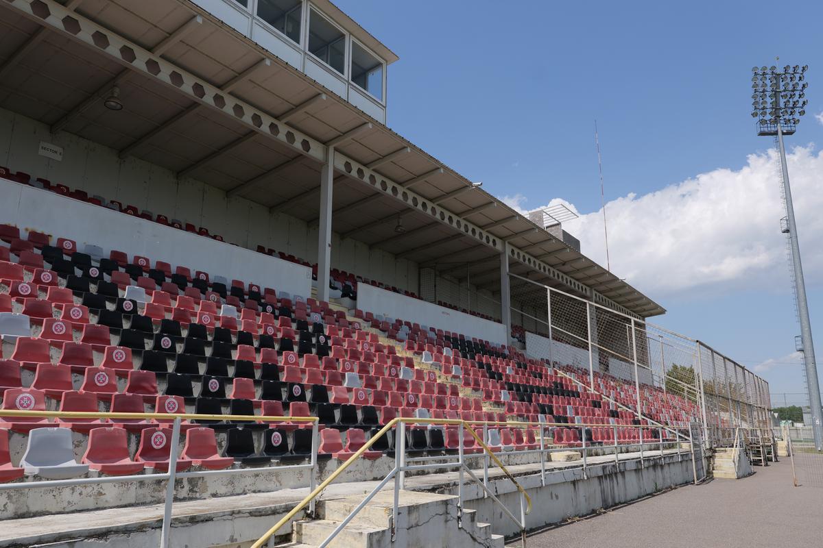Cum a ajuns să arate stadionul fostei campioane a României, pe care au jucat mari echipe ale Europei » Dinamo și FCSB au jucat „acasă” aici!