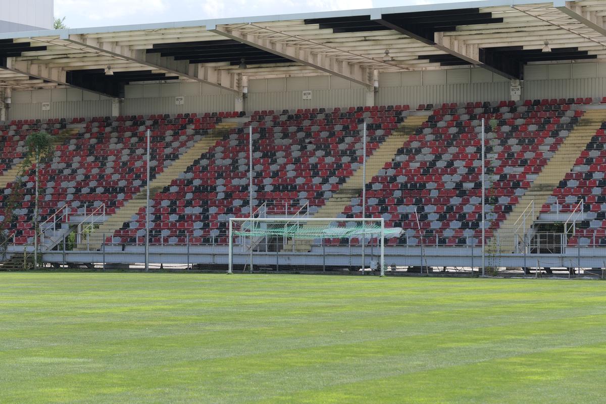 Cum a ajuns să arate stadionul fostei campioane a României, pe care au jucat mari echipe ale Europei » Dinamo și FCSB au jucat „acasă” aici!