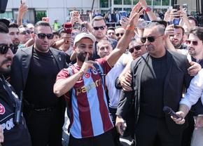 Imagini senzaționale de la primirea lui Mohamed Salah în Turcia » Ce număr va purta și care e simbolistica lui