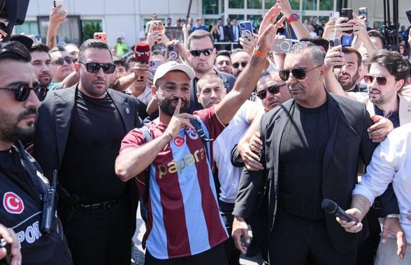 Imagini senzaționale de la primirea lui Mohamed Salah în Turcia » Ce număr va purta și care e simbolistica lui