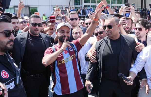 Imagini senzaționale de la primirea lui Mohamed Salah în Turcia » Ce număr va purta și care e simbolistica lui