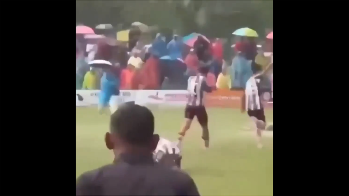 Tragedie! Fotbalistul a murit pe loc, după ce a fost lovit de fulger