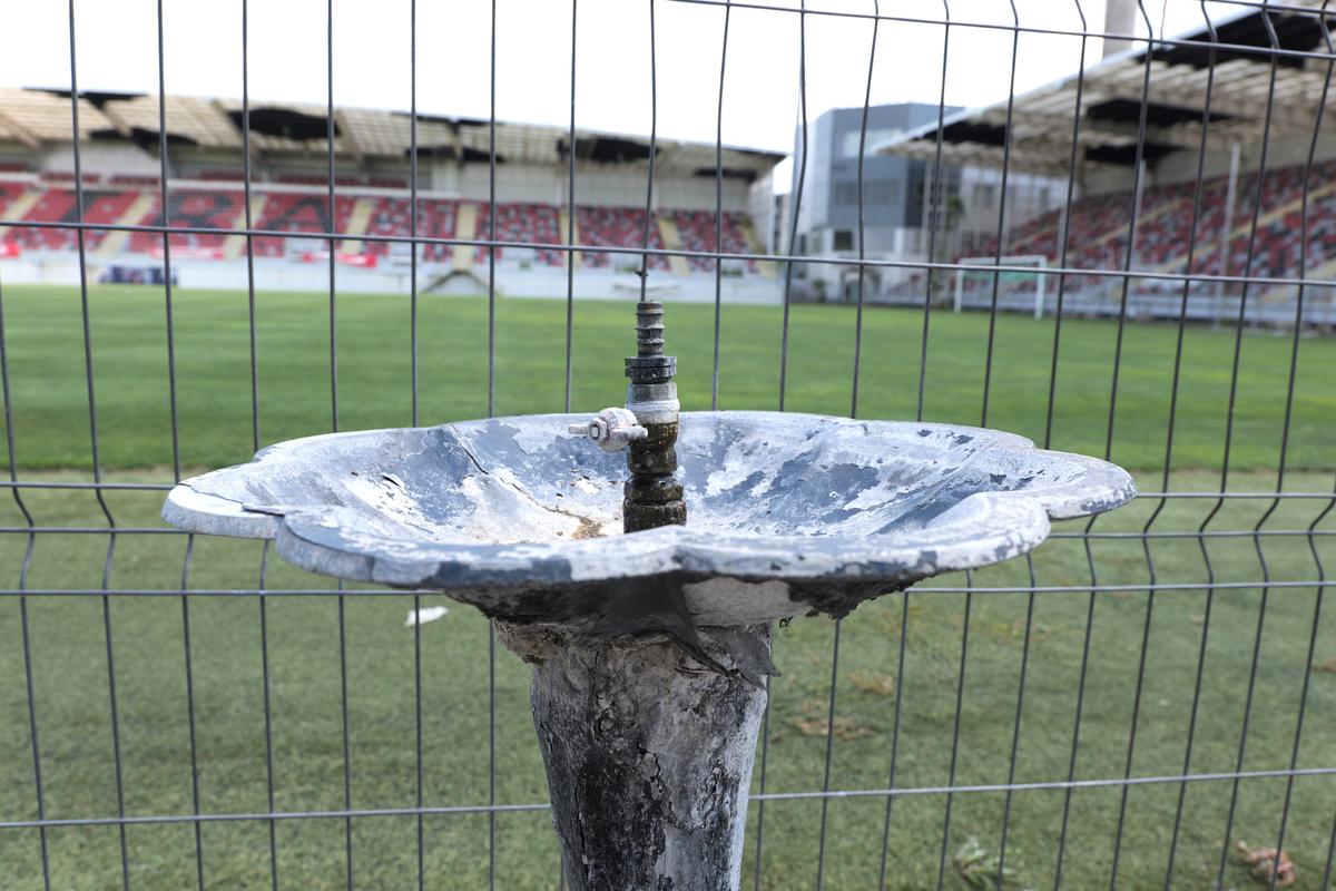 Cum a ajuns să arate stadionul fostei campioane a României, pe care au jucat mari echipe ale Europei » Dinamo și FCSB au jucat „acasă” aici!