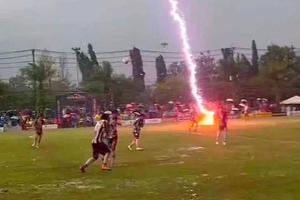 TRAGEDIE: fotbalistul a murit pe loc, după ce a fost lovit de fulger