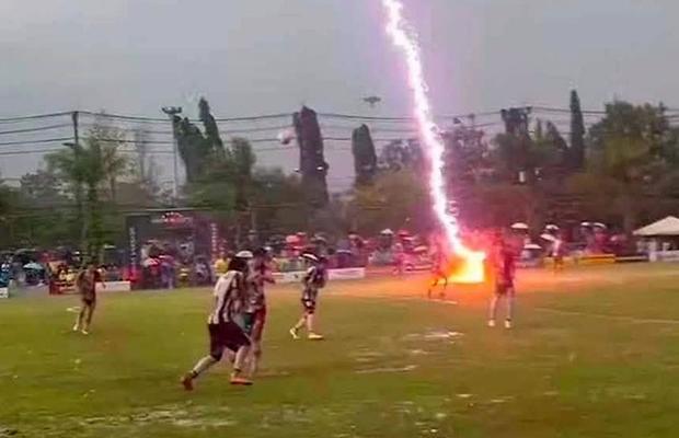 Tragedie! Fotbalistul a murit pe loc, după ce a fost lovit de fulger