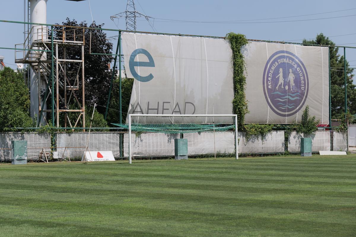Cum a ajuns să arate stadionul fostei campioane a României, pe care au jucat mari echipe ale Europei » Dinamo și FCSB au jucat „acasă” aici!