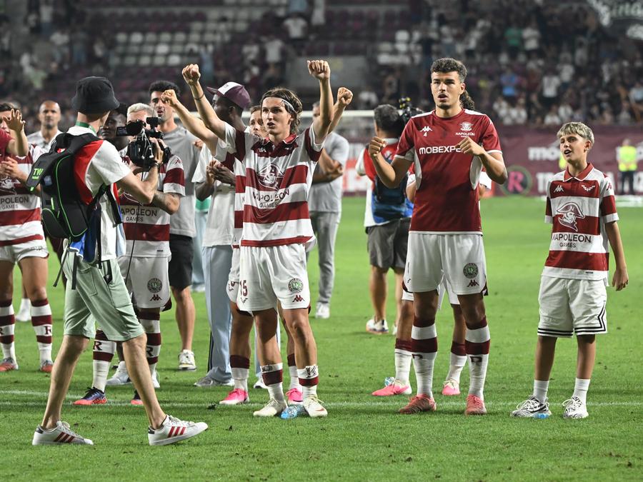 Cristi Ignat, după meciul cu CFR Cluj (dreapta) // foto: sportpictures.eu Am aflat cei doi jucători de care Rapid vrea să scape în mercato » Mutare de peste 300.000 de euro pentru fotbalistul de națională