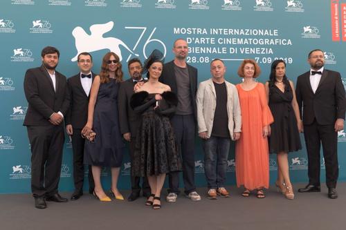 Răzvan Luțac, Mirela Neag și Cătălin Tolontan, alături de regizorul Alexander Nanau și de o parte a echipei care a realizat documentarul