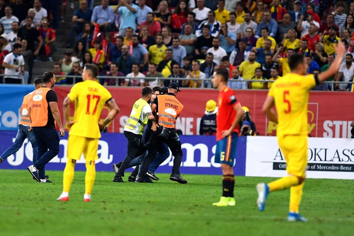 ROMÂNIA - SPANIA // GALERIE FOTO Asta nu s-a văzut la TV! Doi ultrași au pătruns pe teren! Unul dintre ei l-a provocat pe Sergio Ramos