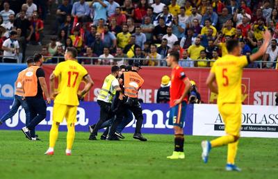 ROMÂNIA - SPANIA // GALERIE FOTO Asta nu s-a văzut la TV! Doi ultrași au pătruns pe teren! Unul dintre ei l-a provocat pe Sergio Ramos