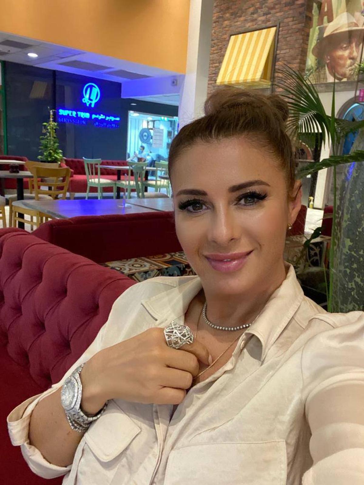 „Știu că sunt mai extravagantă ...” » Anamaria Prodan și 350 de diamante. Accesoriile orbitor de scumpe purtate de impresar pe Instagram
