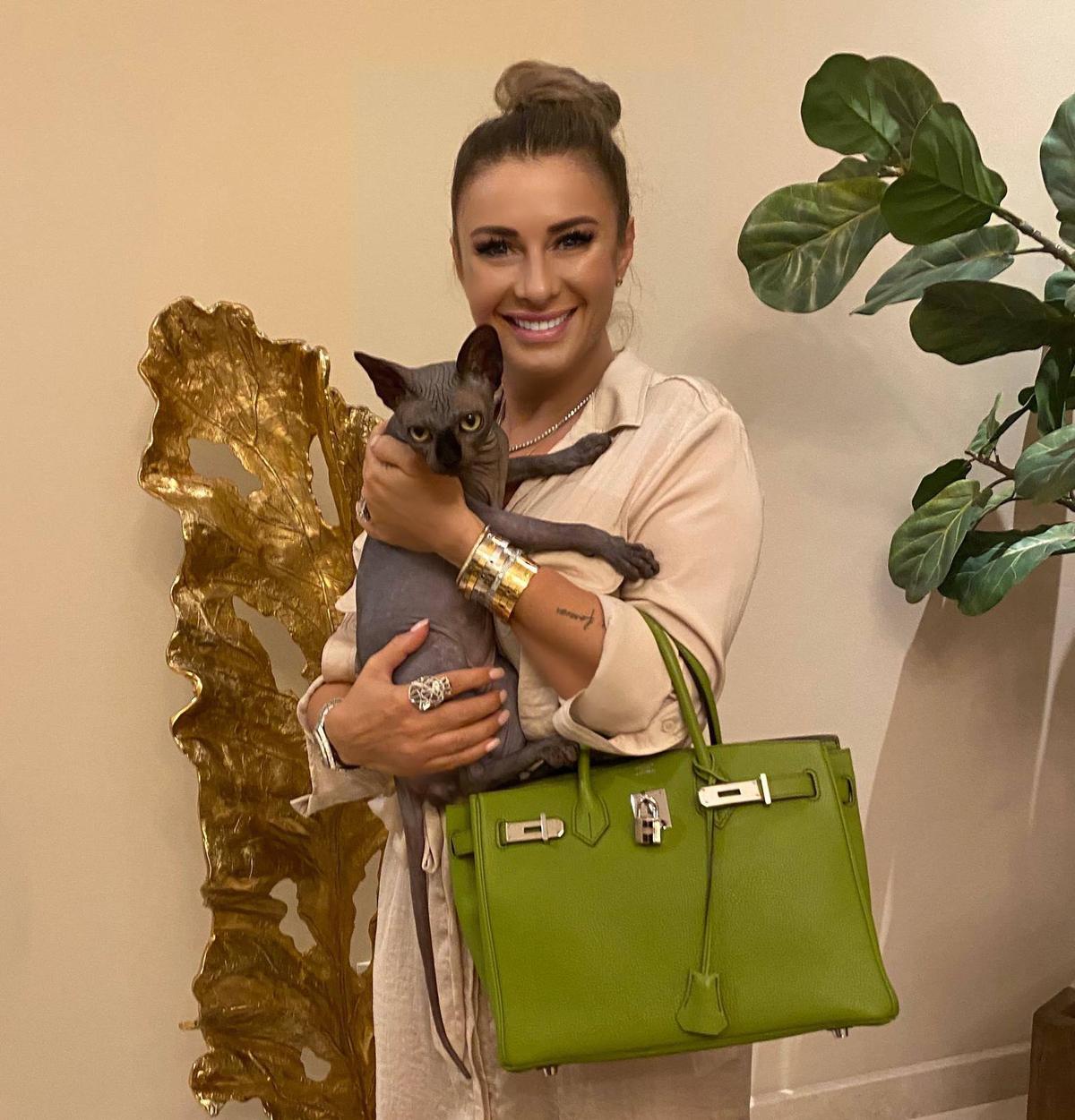 „Știu că sunt mai extravagantă ...” » Anamaria Prodan și 350 de diamante. Accesoriile orbitor de scumpe purtate de impresar pe Instagram