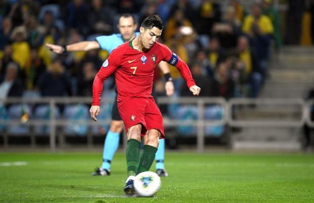 Cristiano Ronaldo, ținut pe tușă de o înțepătură de albină? Antrenorul Portugaliei explică absența starului din meciul cu Croația