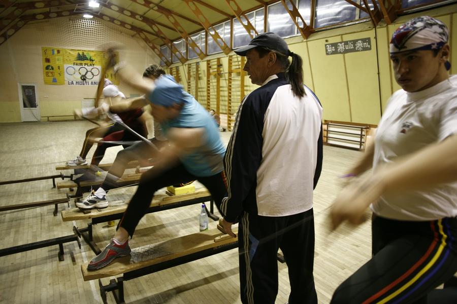 Ivan Patzaichin supraveghind antrenamentul sportivilor de la lotul național Foto Cristi Preda Dacă-ntr-o noapte de iarnă un călător... » Întâmplările lui Ivan Patzaichin, spuse într-o seară de cantonament