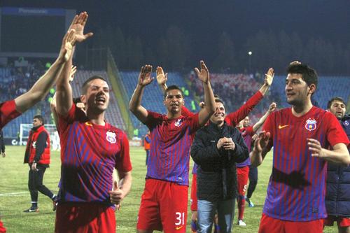 Gabriel Machado (între Chipciu și Narcis Răducan) a jucat doar 4 meciuri la FCSB FOTO: Raed Krishan