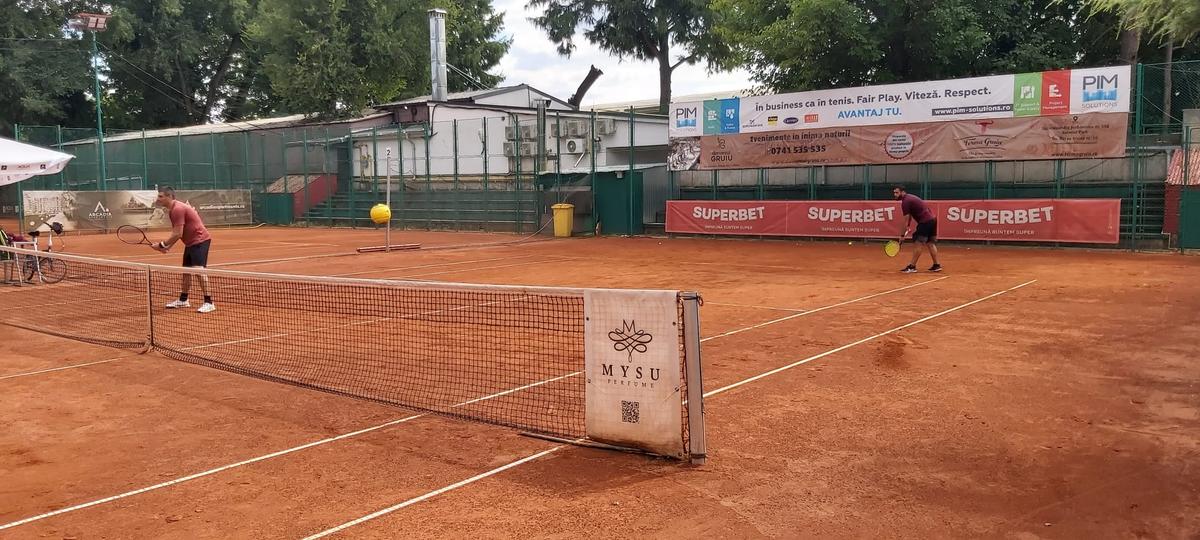 Daniel Niculae și Vasile Maftei joacă tenis la competiția organizată de Dan Șucu