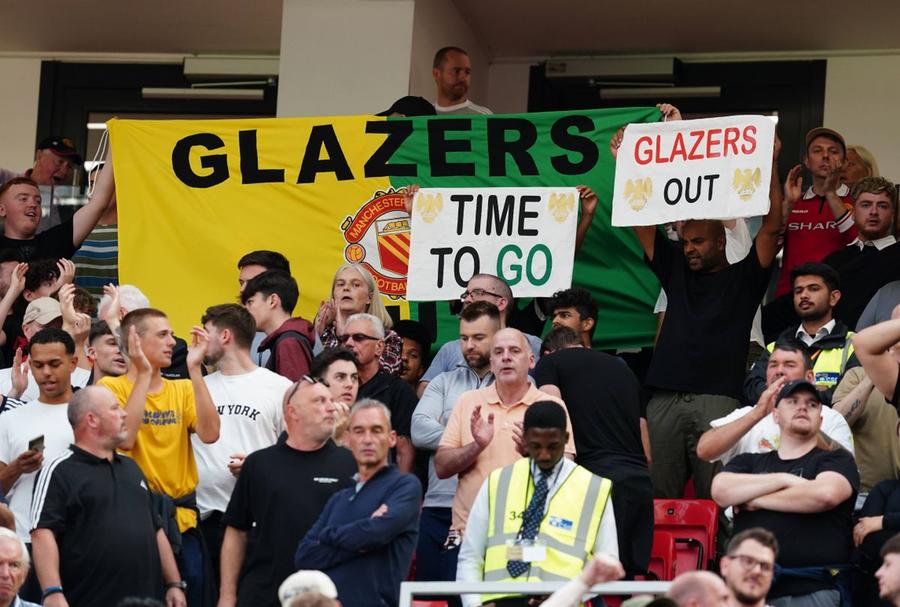 Familia Glazer, care patronează clubul Manchester United încă din anul 2005, ar fi stabilit prețul pentru care ar fi dispusă să vândă gigantul din Premier League.
Foto: Imago Patronii lui Manchester United se atacă între ei » „Noua conducere e un dezastru! Ni s-a promis total altceva”