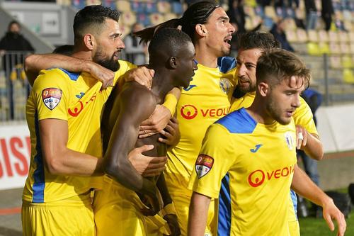 Sory Diarra, felicitat de colegi după un gol marcat pentru Petrolul