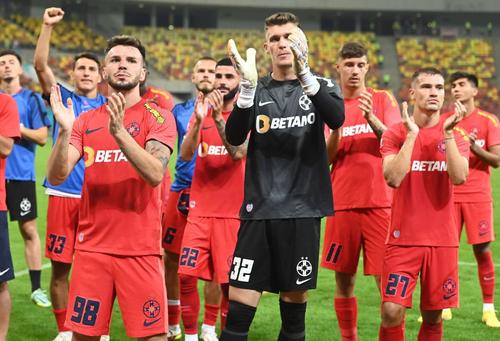 Fanii englezi ai lui West Ham au analizat-o pe FCSB înaintea debutului celor două echipe din Conference League de joi.
Foto: Imago