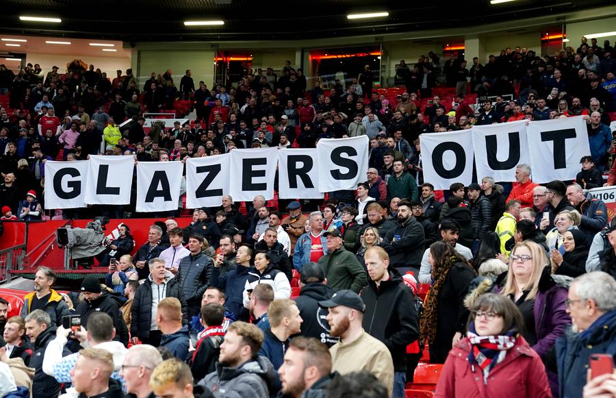 Fanii lui Manchester United, protestând împotriva familiei Glazer// foto: Imago Prețul stabilit de familia Glazer pentru a vinde Manchester United! Suma uriașă pe care trebuie să o plătească cei interesați