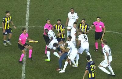 Imagini incredibile de la ultimul meci al lui Beșiktaș » Un fan a intrat pe teren și a lovit mai mulți fotbaliști. Ce s-a întâmplat după aceea