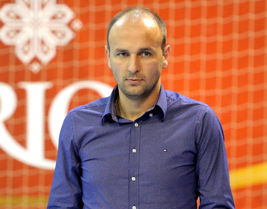 Flavius Sâsâeac este un contestatar al președintelui FRH Membru al Consiliului de Administrație al Federației Române de Handbal, amenințat de președinte că va fi dat afară din ședință!